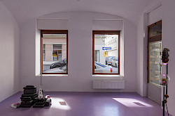 <i>Tombola V</i><br />
school, Wien 2022<br />
Foto: © Janine Schranz