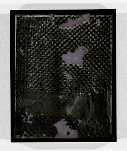 <i>Dot Dots #13</i>, 2023/24
<em>Mit Fotoemulsion beschichtetes Museumsglas, belichtet mit Negativ der Serie Polkadots,
Fotogramm auf Barytpapier</em>
28 x 23 x 4 cm