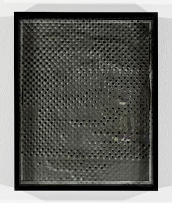 <i>Dot Dots #15</i>, 2023/24
<em>Mit Fotoemulsion beschichtetes Museumsglas, belichtet mit Negativ der Serie Polkadots,
Fotogramm auf Barytpapier</em>
28 x 23 x 4 cm