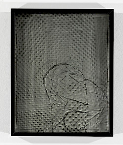<i>Dot Dots #16</i>, 2023/24
<em>Mit Fotoemulsion beschichtetes Museumsglas, belichtet mit Negativ der Serie Polkadots,
Fotogramm auf Barytpapier</em>
28 x 23 x 4 cm