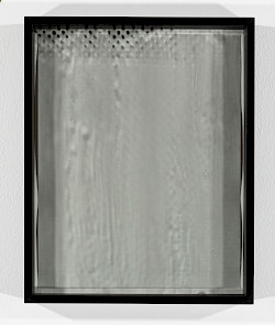 <i>Dot Dots #23</i>, 2023/24
<em>Mit Fotoemulsion beschichtetes Museumsglas, belichtet mit Negativ der Serie Polkadots,
Fotogramm auf Barytpapier</em>
28 x 23 x 4 cm