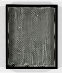 <i>Dot Dots #8</i>, 2023/24
<em>Mit Fotoemulsion beschichtetes Museumsglas, belichtet mit Negativ der Serie Polkadots,
Fotogramm auf Barytpapier</em>
28 x 23 x 4 cm
