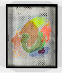 <i>Veri Dots #3</i>, 2021/23
<em>Mit Fotoemulsion beschichtetes Museumsglas, belichtet mit Negativ der Serie Polkadots,
Aquarell</em>
28 x 23 x 4 cm