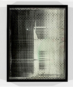 <i>Nec_d Dots #2</i>, 2019/23
<em>Mit Fotoemulsion beschichtetes Museumsglas, belichtet mit Negativ der Serie Polkadots,
Direktbelichtung auf mit Fotoemulsion beschichtetem Bergger COT Papier, Fotogelatine mit Farbpigmenten</em>
28 x 23 x 4 cm