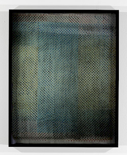 <i>Op Dots #1</i>, 2018/23
<em>Mit Fotoemulsion beschichtetes Museumsglas, belichtet mit Negativ der Serie Polkadots,
Direktbelichtung auf mit Fotoemulsion beschichtetem Bergger COT Papier, Fotogelatine mit Farbpigmenten</em>
51,5 x 41 x 4 cm