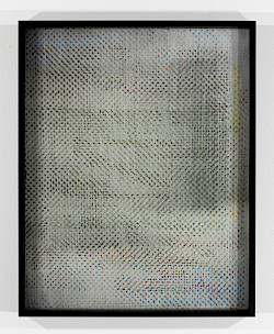 <i>Op Dots #2</i>, 2018/23
<em>Mit Fotoemulsion beschichtetes Museumsglas, belichtet mit Negativ der Serie Polkadots,
Direktbelichtung auf mit Fotoemulsion beschichtetem Bergger COT Papier, Fotogelatine mit Farbpigmenten</em>
51,5 x 41 x 4 cm