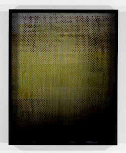 <i>Op Dots #3</i>, 2018/23
<em>Mit Fotoemulsion beschichtetes Museumsglas, belichtet mit Negativ der Serie Polkadots,
Direktbelichtung auf mit Fotoemulsion beschichtetem Bergger COT Papier, Fotogelatine mit Farbpigmenten</em>
51,5 x 41 x 4 cm
