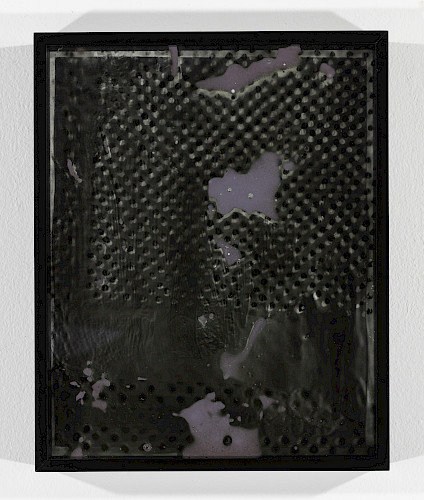 <i>Dot Dots #13</i>, 2023/24<br />
<em>Mit Fotoemulsion beschichtetes Museumsglas, belichtet mit Negativ der Serie Polkadots,<br />
Fotogramm auf Barytpapier</em><br />
28 x 23 x 4 cm<br />
Unikat