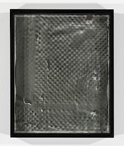 <i>Dot Dots #12</i>, 2023/24
<em>Museum glass coated with photo emulsion, exposed with negative of the Polkadots series,
Photogram on baryta paper</em>
28 x 23 x 4 cm
Unique piece