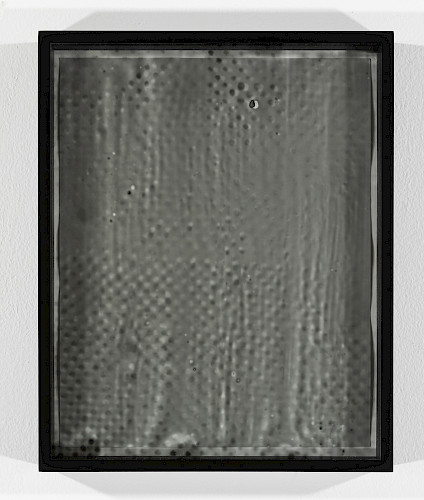 <i>Dot Dots #8</i>, 2023/24<br />
<em>Mit Fotoemulsion beschichtetes Museumsglas, belichtet mit Negativ der Serie Polkadots,<br />
Fotogramm auf Barytpapier</em><br />
28 x 23 x 4 cm<br />
Unikat