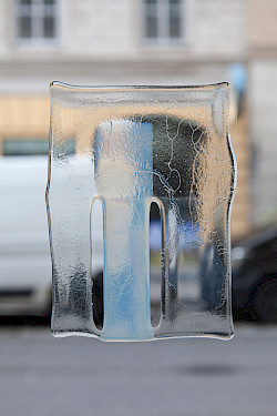 <i>Soft Vanishing Points # J</i>, 2025
<em>Objekt aus geschmolzenem Glas</em>
24 x 18 x 0,5 cm Unikat