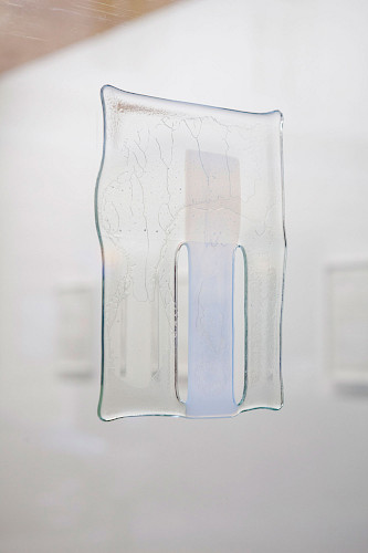 <i>Soft Vanishing Points # J</i>, 2025<br />
<em>Objekt aus geschmolzenem Glas</em><br />
24 x 18 x 0,5 cm | Unikat