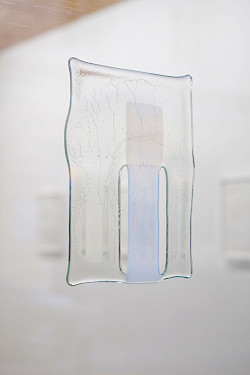 <i>Soft Vanishing Points # J</i>, 2025<br />
<em>Objekt aus geschmolzenem Glas</em><br />
24 x 18 x 0,5 cm | Unikat