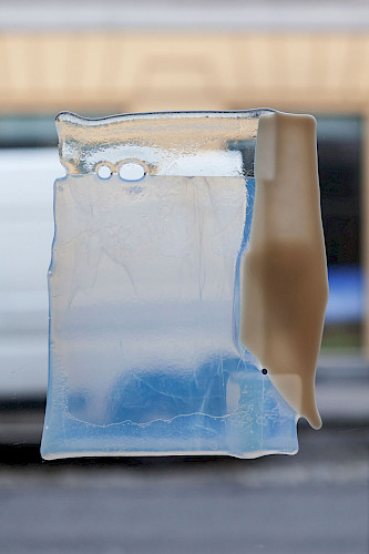 <i>Soft Vanishing Points # F</i>, 2025<br />
<em>Objekt aus geschmolzenem Glas</em><br />
24 x 18 x 0,5 cm | Unikat