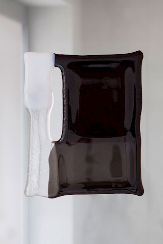 <i>Soft Vanishing Points # C</i>, 2025<br />
<em>Objekt aus geschmolzenem Glas</em><br />
24 x 18 x 0,5 cm | Unikat