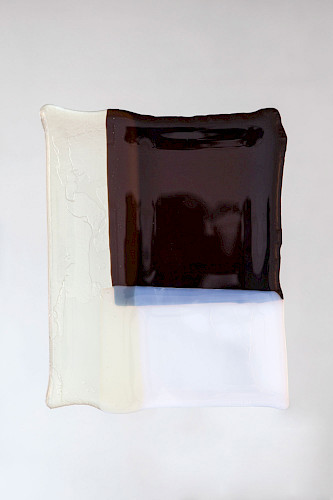 <i>Soft Vanishing Points # E</i>, 2025<br />
<em>Objekt aus geschmolzenem Glas</em><br />
24 x 18 x 0,5 cm | Unikat
