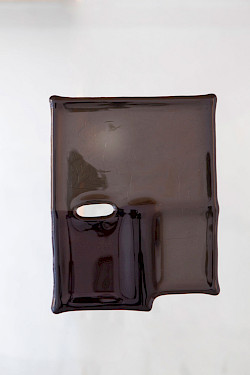 <i>Soft Vanishing Points # D</i>, 2025<br />
<em>Objekt aus geschmolzenem Glas</em><br />
24 x 18 x 0,5 cm | Unikat