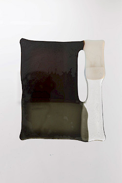 <i>Soft Vanishing Points # C</i>, 2025<br />
<em>Objekt aus geschmolzenem Glas</em><br />
24 x 18 x 0,5 cm | Unikat