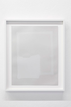 <i>Soft Vanishing Points # D</i>, 2025
<em>Fotogramm (Farbumkehrprozess)</em>
30 x 24 cm | Unikat
